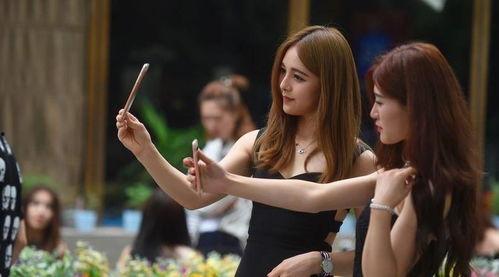 吃瓜网红女爱跳辣舞视频,网红女吃瓜达人燃情演绎热辣舞姿